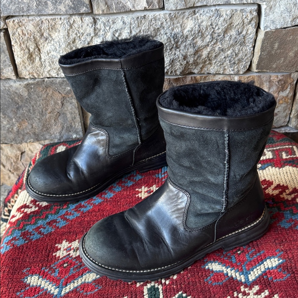 UGG Australia Style 5381 Black Leather/Sheepskin Lines Size 8 Boots - Picture 5 of 8